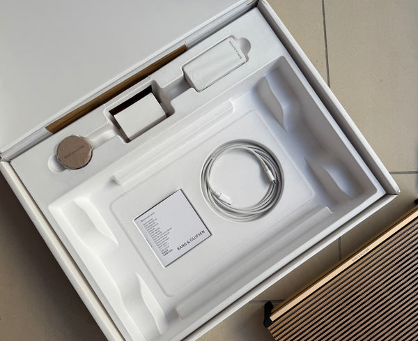 BeoSound Level GVA<br>Drahtloses Musiksystem<br>gold tone / light oak (2022)