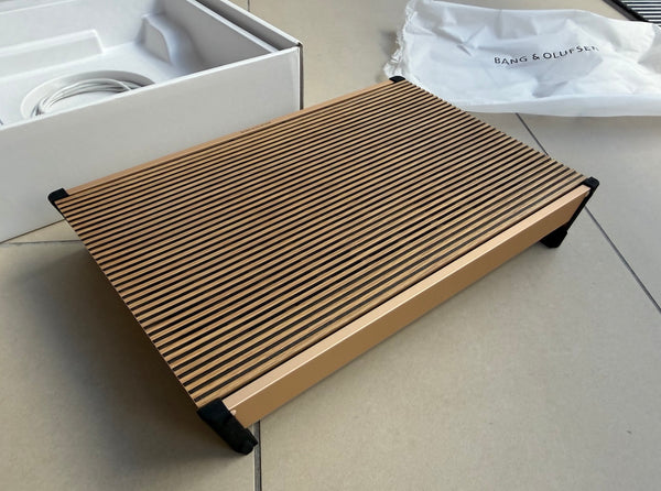 BeoSound Level GVA<br>Drahtloses Musiksystem<br>gold tone / light oak (2022)