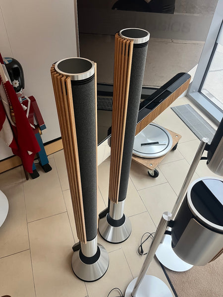 BeoVision Theatre 77<br>Cinema Setup<br>mit BeoLab 28 und BeoLab 8<br>natural / oak (2023)