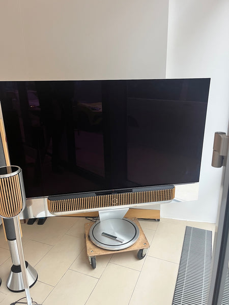 BeoVision Theatre 77<br>Cinema Setup<br>mit BeoLab 28 und BeoLab 8<br>natural / oak (2023)