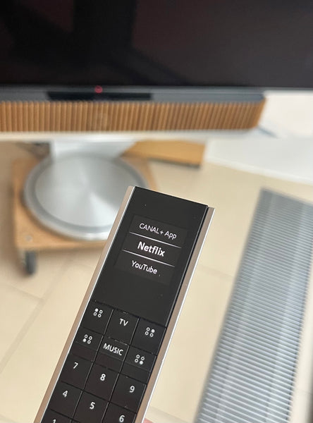 BeoVision Theatre 77<br>Cinema Setup<br>mit BeoLab 28 und BeoLab 8<br>natural / oak (2023)