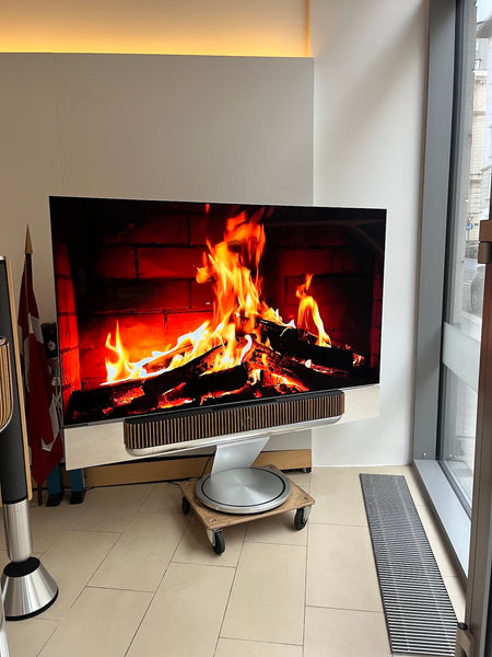 BeoVision Theatre 77<br>Cinema Setup<br>mit BeoLab 28 und BeoLab 8<br>natural / oak (2023)