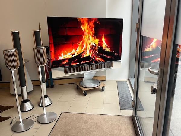 BeoVision Theatre 77<br>Cinema Setup<br>mit BeoLab 28 und BeoLab 8<br>natural / oak (2023)