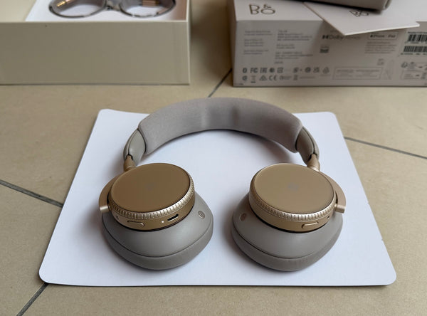 BeoPlay H100 <br>drahtloser Kopfhörer<br>hourglass sand (2025)