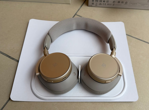 BeoPlay H100 <br>drahtloser Kopfhörer<br>hourglass sand (2025)